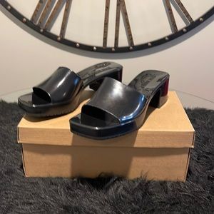 Black jelly pop sandals.